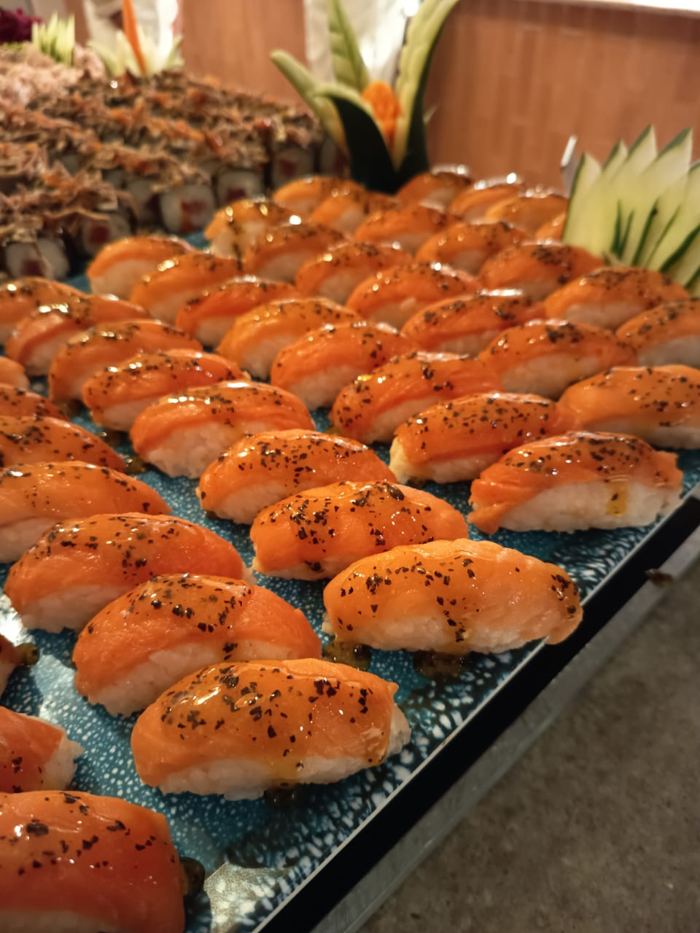 Nigiri de salmão com etiqueta do Buffet Board